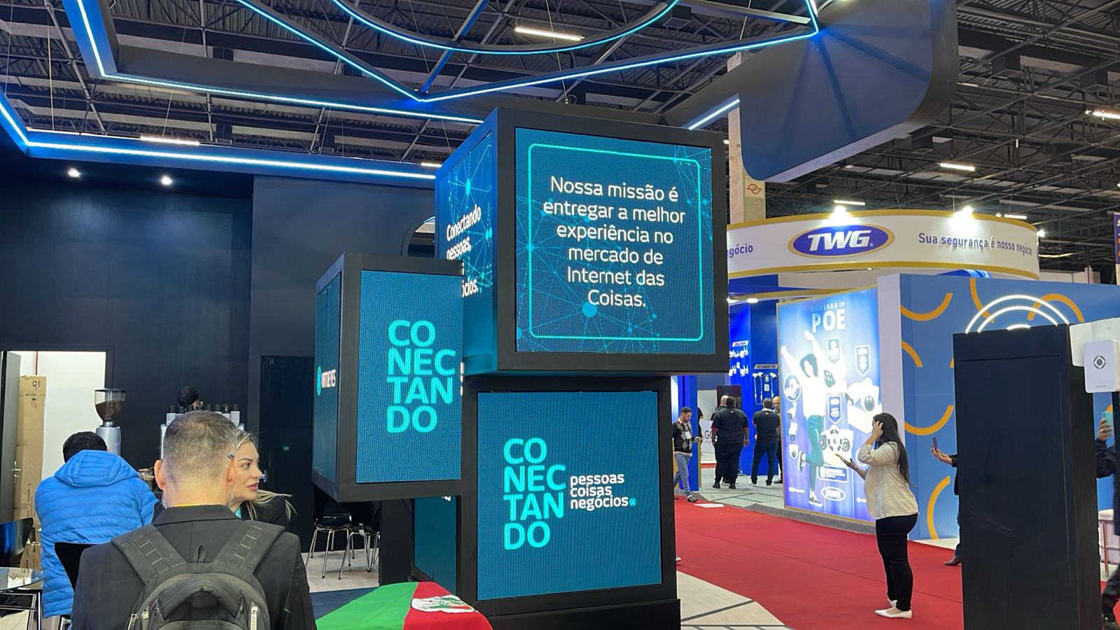 Estande de feira com painéis de LED e iluminação arquitetural